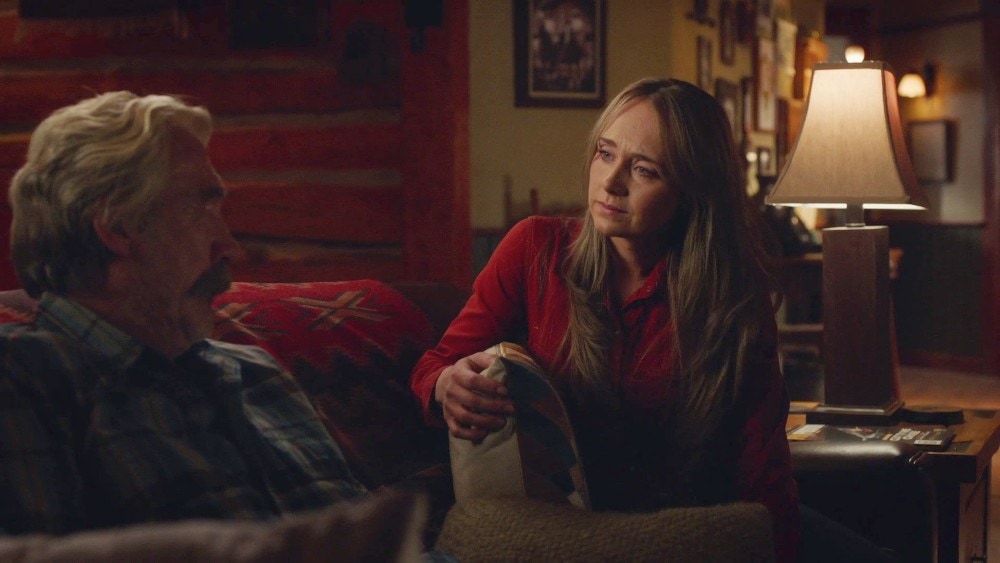 Jack and Amy talking on the couch at the ranch house on Heartland episode 1611